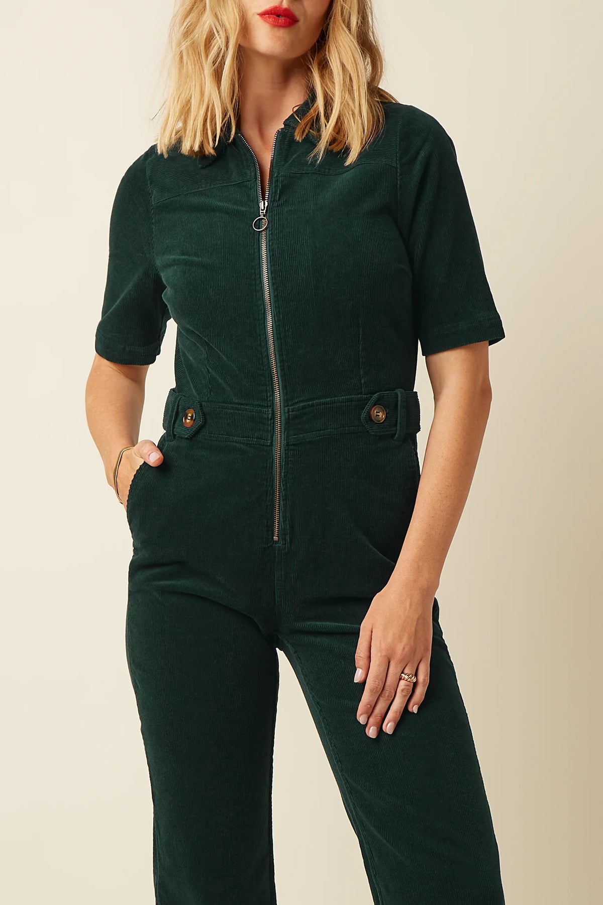 Groene corduroy jumpsuit Garbo van King Louie met lange mouwen en wijde broekspijpen, gedragen door een model.