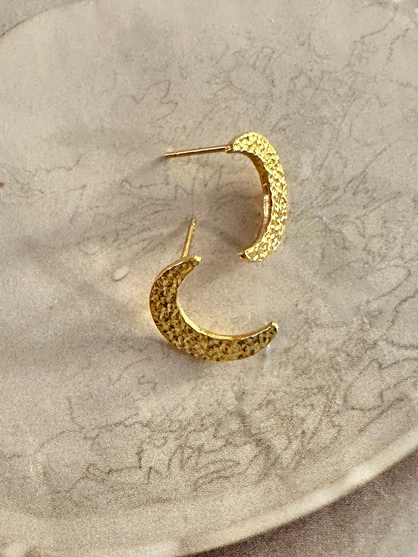 Gehamerde Moon Oorstekers (1.5cm) goud