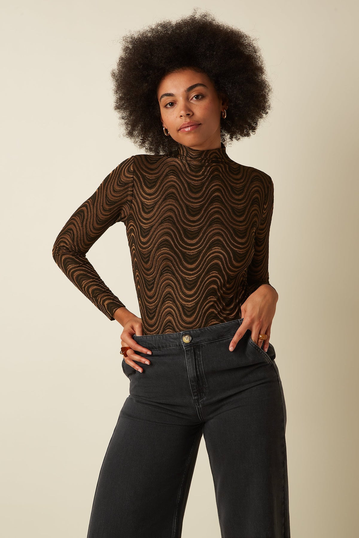 Zwarte Gia Top Jackie Jacquard van King Louie, close-up van de elegante jacquard stof en stijlvolle pasvorm.