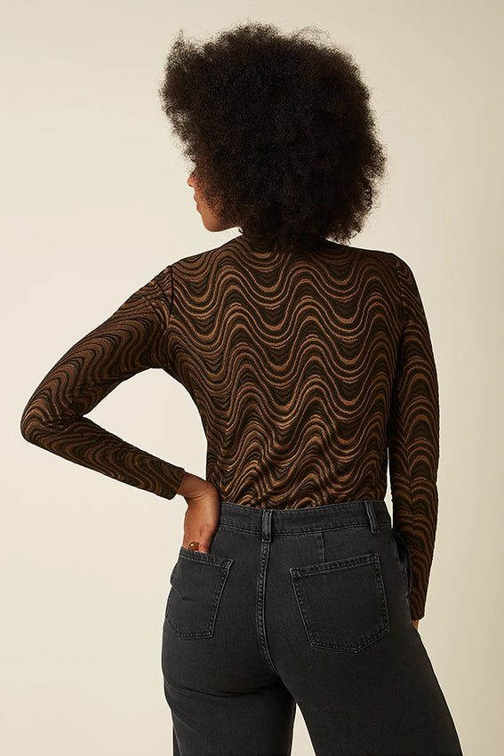 Zwarte Gia top van King Louie met jacquardpatroon, casual dameskleding, close-up van de textuur en het ontwerp