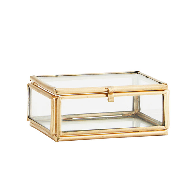 Glazen doos met messing details van Madam Stoltz, elegant en decoratief voor op tafel of in huis.