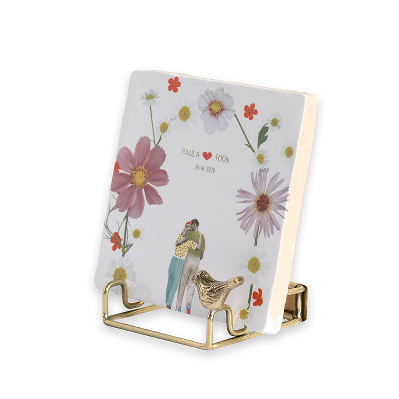 Gouden vogelstandaard van StoryTiles met een elegante gouden afwerking en gedetailleerd design op een witte achtergrond