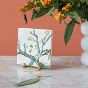 Gouden standbeeld van een vogel van StoryTiles, elegante decoratie met goudkleurige afwerking op een witte achtergrond