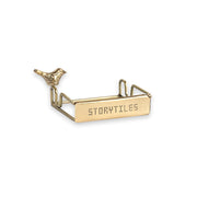 Gouden standbeeld van een vogel van StoryTiles op een witte achtergrond, gedetailleerde gouden afwerking en elegante vorm.