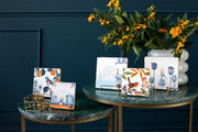 Gouden vogelstandaard van StoryTiles, decoratief metalen figuur met vogelvorm, geschikt voor muurdecoratie of als ornament.