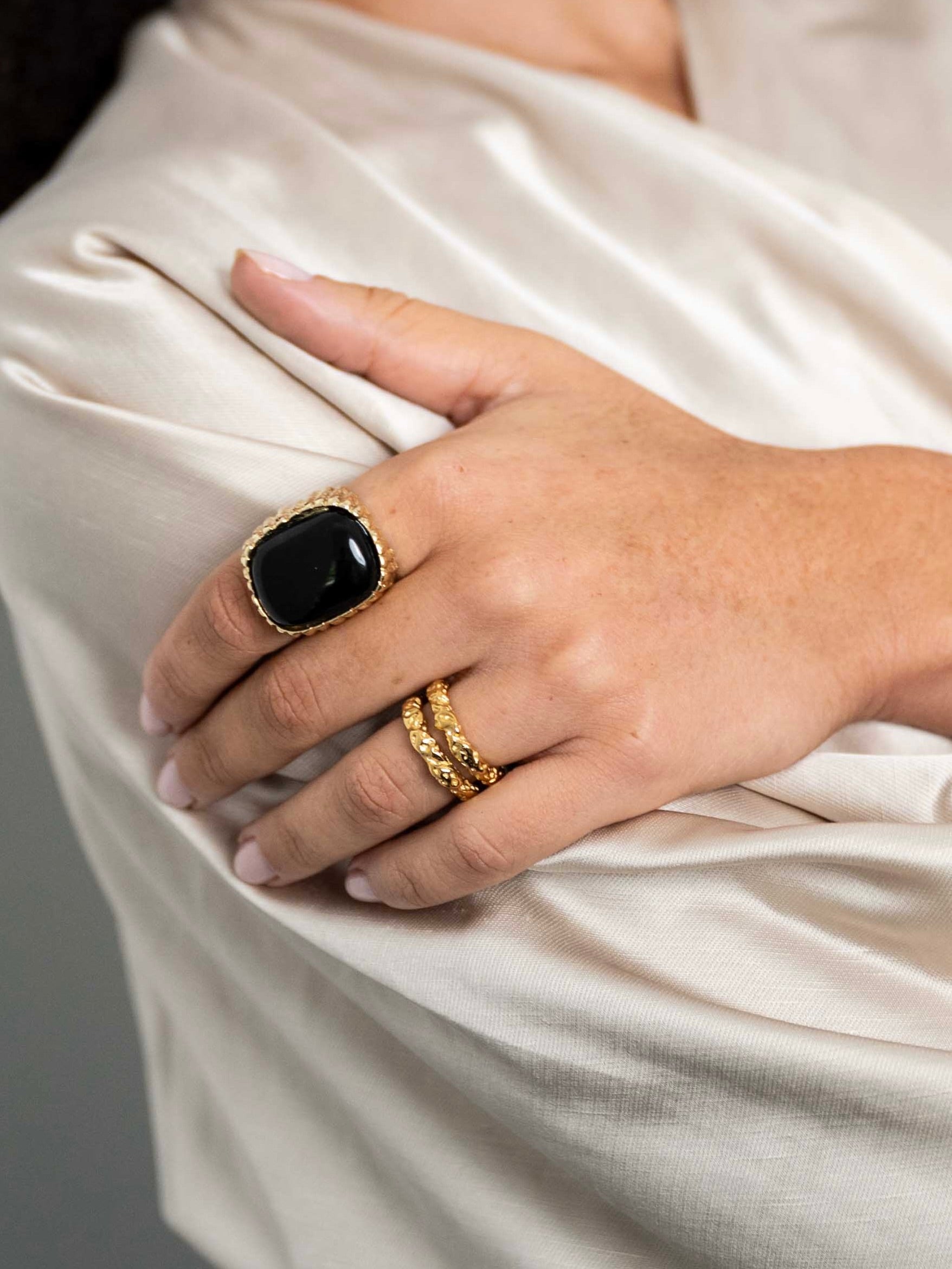 GroteNocturneRingzwart__2