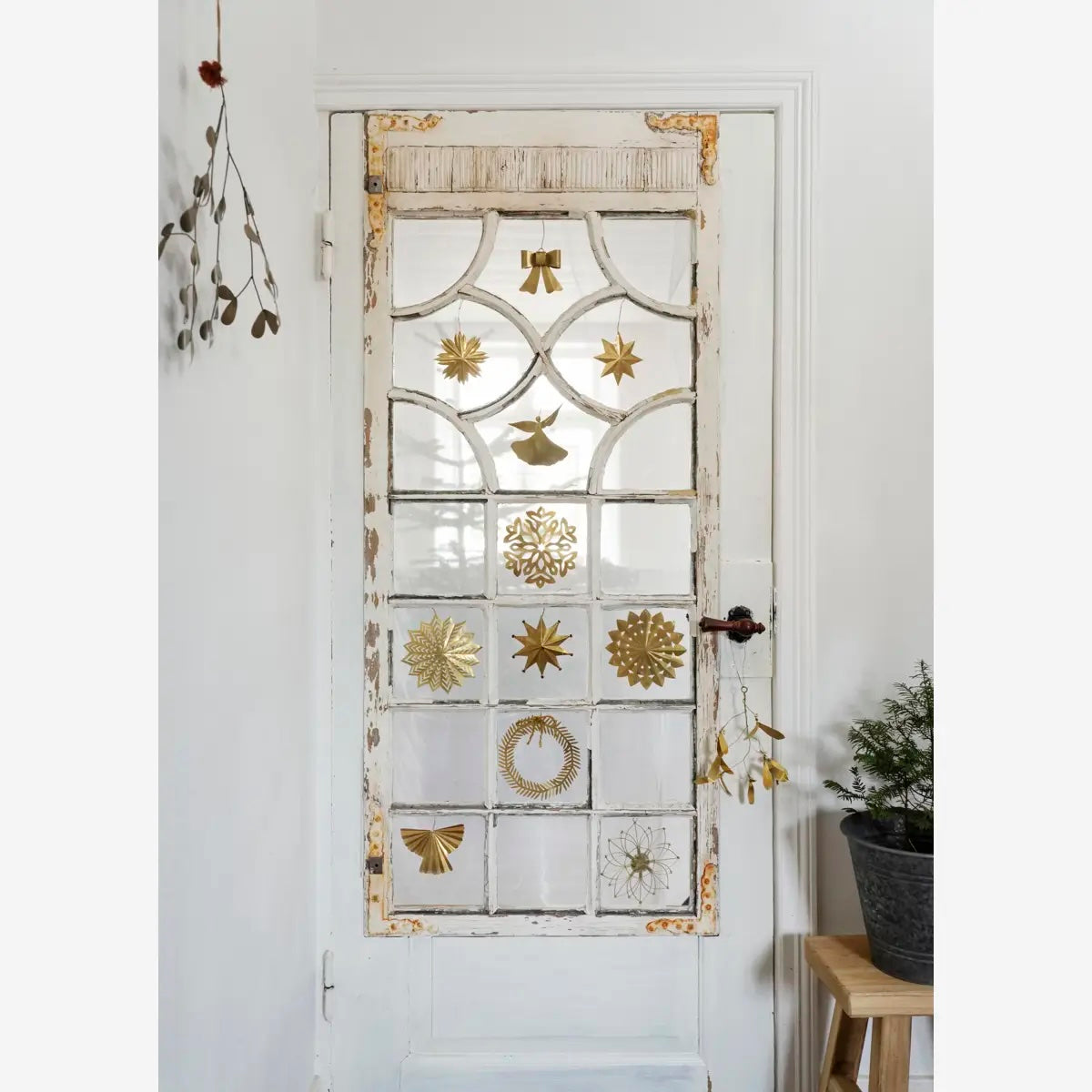 Hangende messing sterren van Madam Stoltz, decoratieve metalen ornamenten voor in huis of tuin.