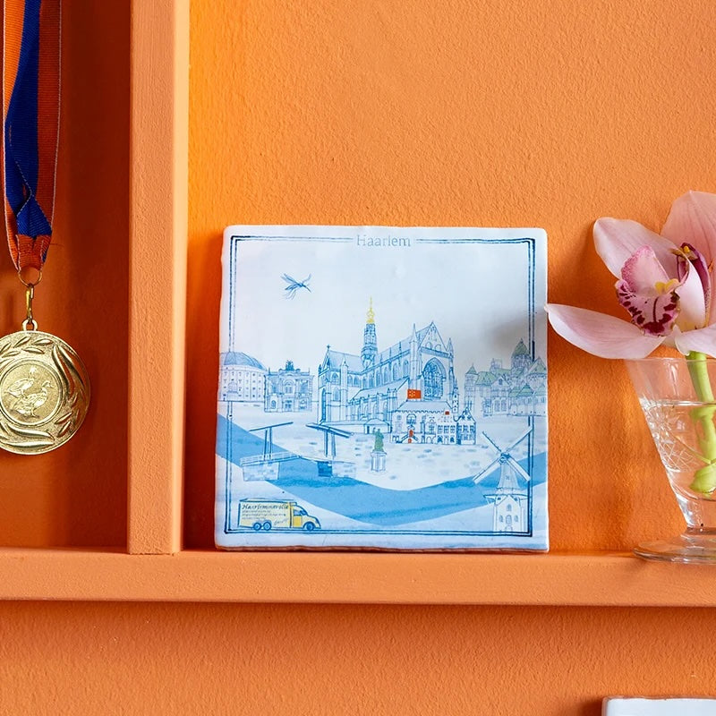 Decoratief tegelpatroon van StoryTiles met Haarlem in 'n Oogopslag, 10x10 cm, kleurrijk en gedetailleerd ontwerp.