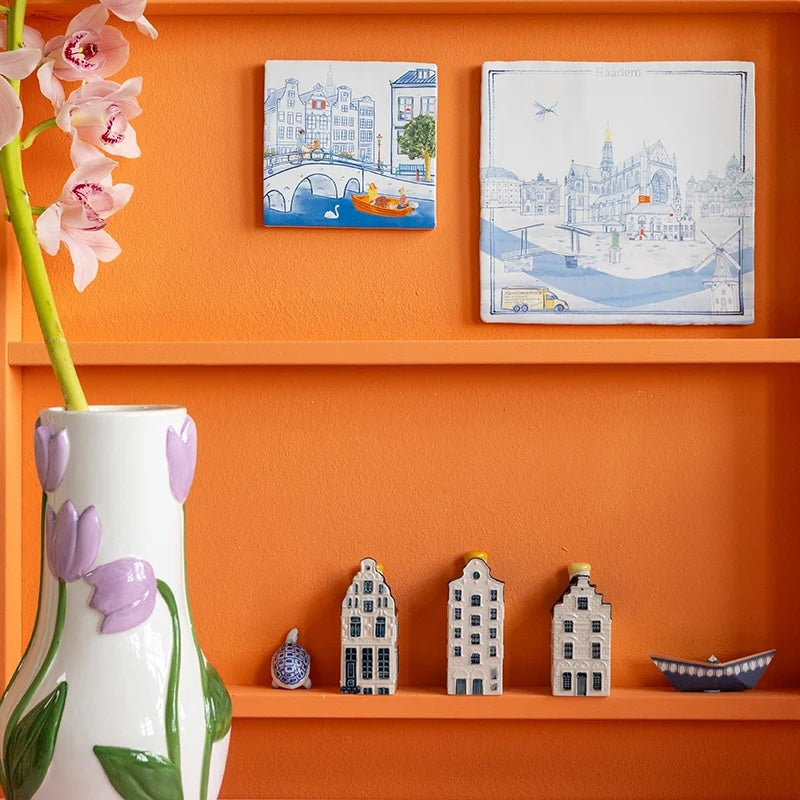 Decoratief tegeltje met Haarlem in 'n Oogopslag design van StoryTiles, 10x10 cm, kleurrijk stadsbeeld.
