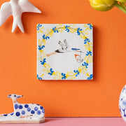 Decoratieve muurplaat met "Hallo Kleintje!" tekst van StoryTiles, 10x10 cm, kleurrijk en speels ontwerp voor kinderkamers.