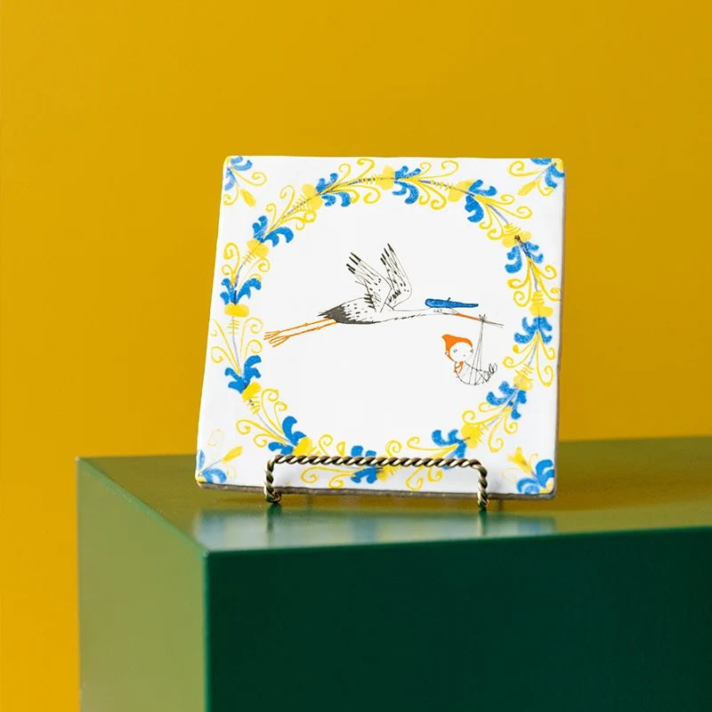 Decoratieve tegel van StoryTiles met 'Hallo Kleintje!' tekst, 10x10 cm, kleurrijk ontwerp met speelse dierenillustratie.