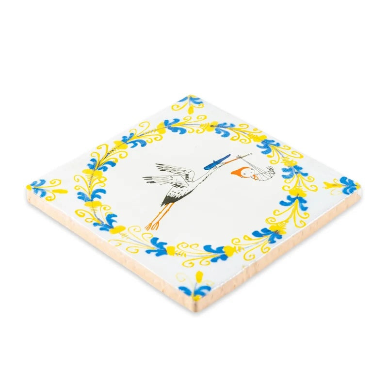 Decoratieve keramische tegel van StoryTiles met het ontwerp "Hallo Kleintje!" in 10x10 cm.