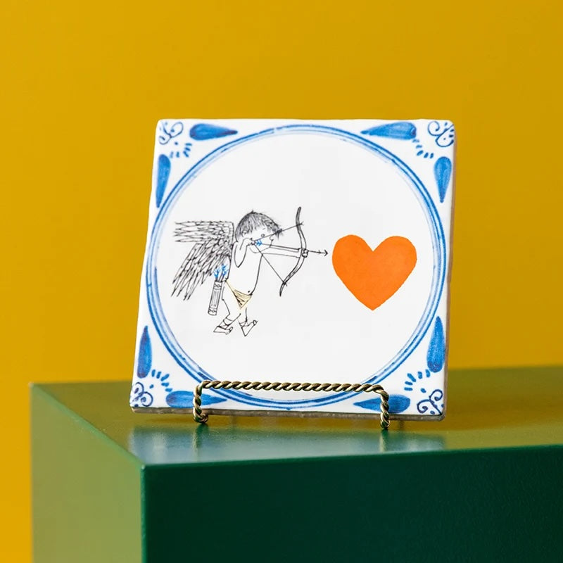 Decoratieve tegels van StoryTiles met Hartenjager patroon in 10x10 cm, kleurrijk ontwerp op keramische tegel.