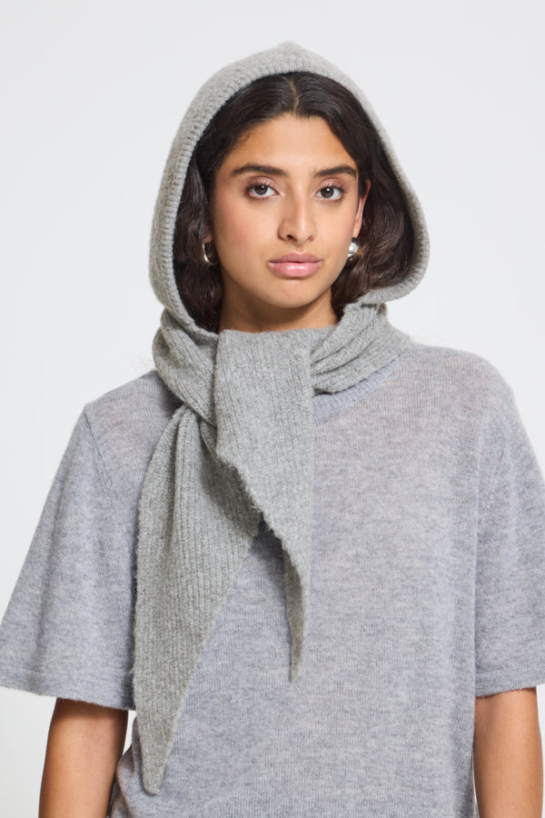 IACHI Charlotte hoed in medium grijs, geschikt voor dames, met brede rand en comfortabele pasvorm.