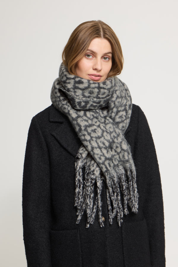Zwarte IASELMA SC van ICHI, een stijlvolle damesblouse met lange mouwen en ronde hals, gelegd op een witte achtergrond.