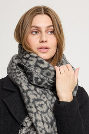 Zwarte IASELMA SC van ICHI, close-up van de stijlvolle blouse met ronde hals en gladde stof.