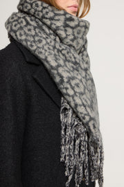 Zwarte IASELMA SC van ICHI, getoond op een model, met een strakke pasvorm en zwart kleur, geschikt voor casual en formele stijl.
