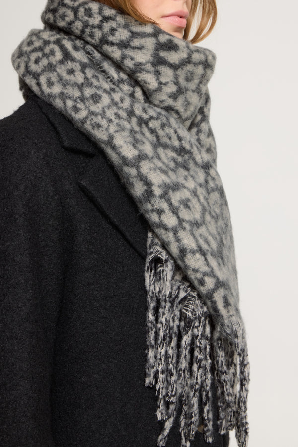 Zwarte IASELMA SC van ICHI, getoond op een model, met een strakke pasvorm en zwart kleur, geschikt voor casual en formele stijl.