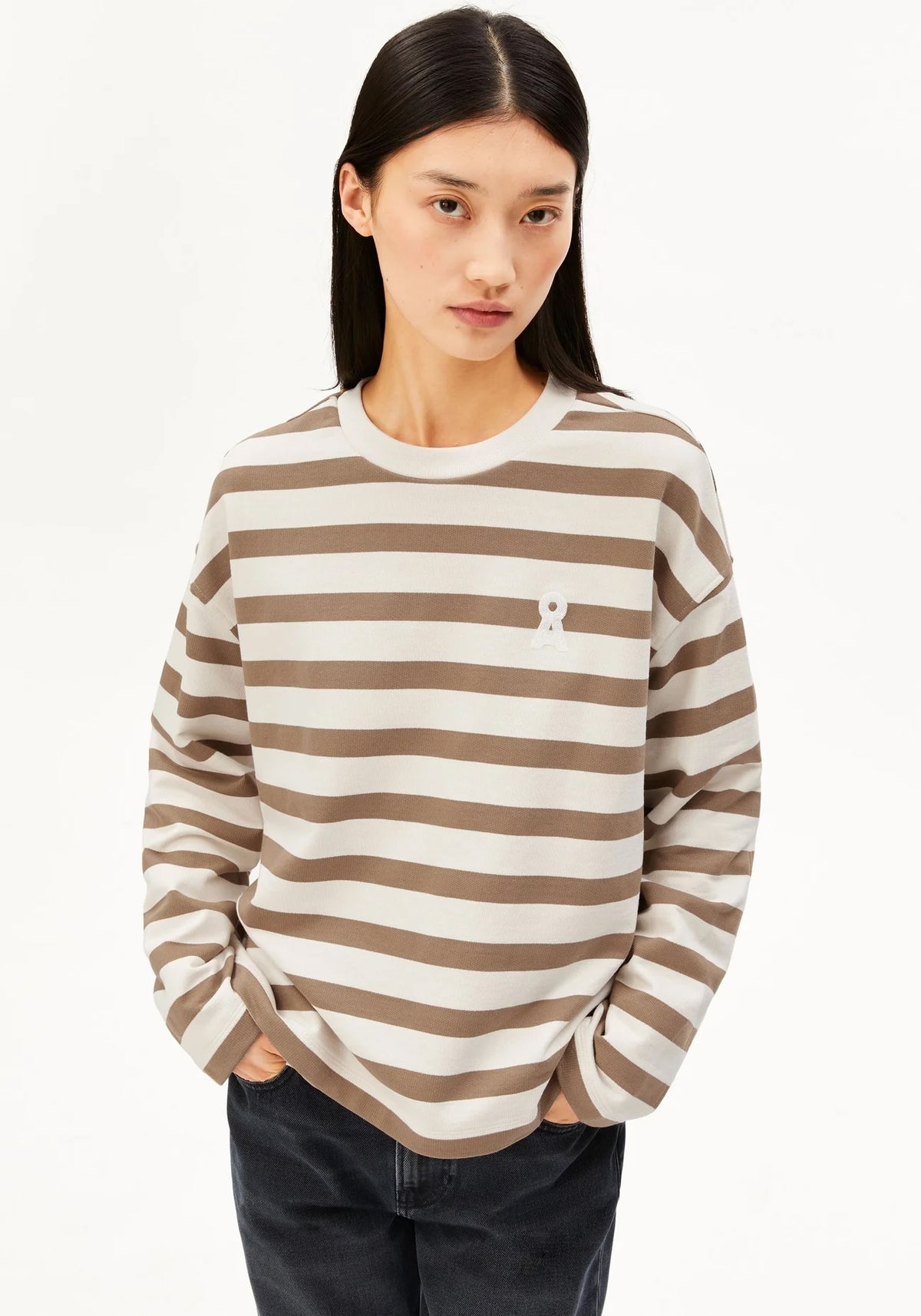 Zwart geborduurde armed angels ICONIC A FRANKAA BOLD SWEAT met ongedyde amberwood kleur, zichtbaar op de afbeelding.