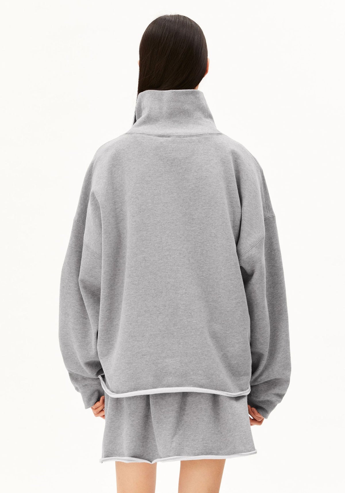 Zilverkleurige melange ICONIC A open edge funnelneck van Armed Angels, close-up van de zachte, gebreide kraag en stoftextuur