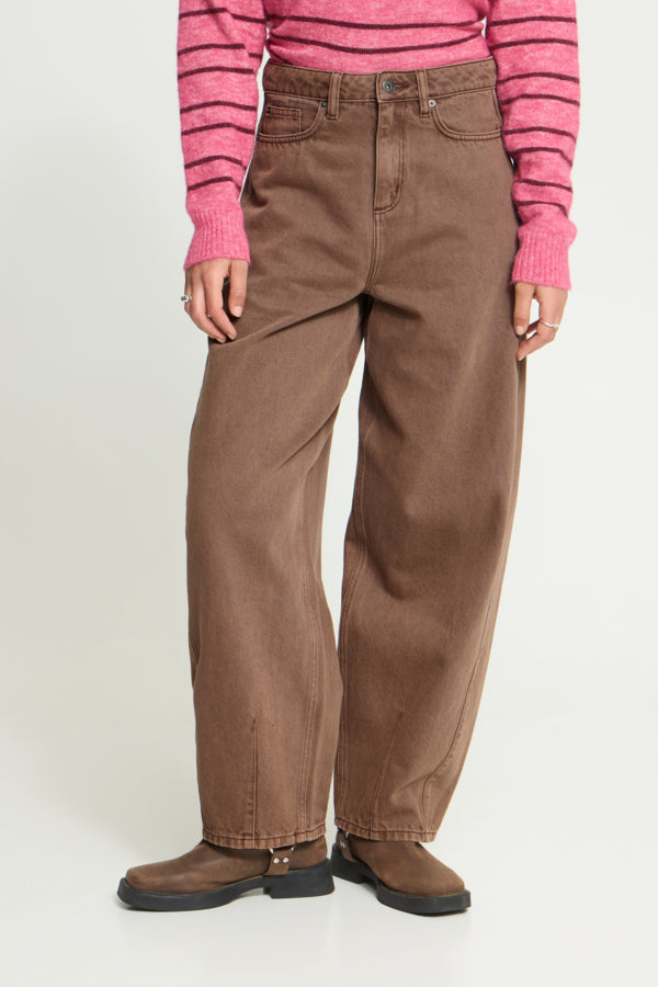 Donkerblauwe ICHI IHBLICH barrel jas met denim details en knoopsluiting, modieuze winterjas voor dames.