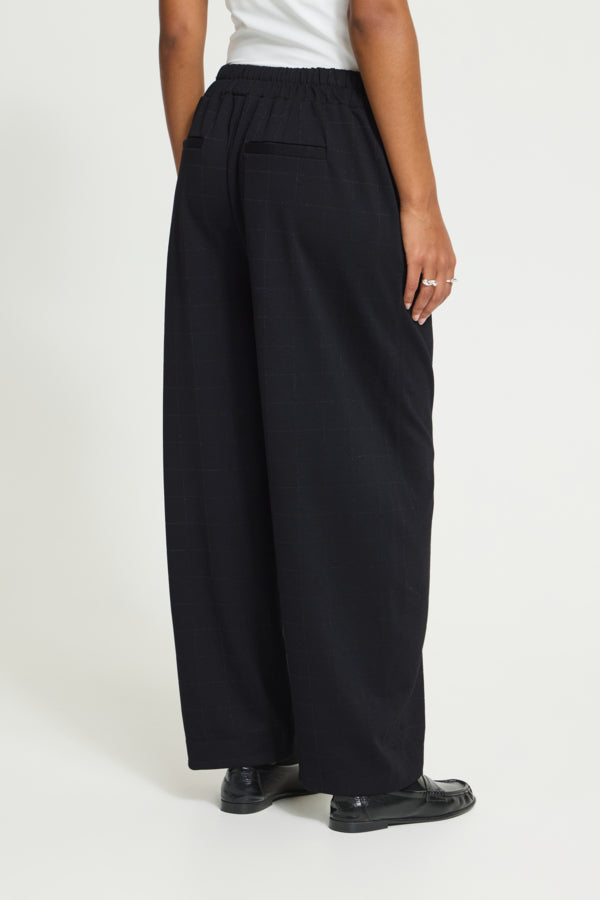 ICHI IHKATE Sparkelly Barrel broek in zwart met glinsterende afwerking
