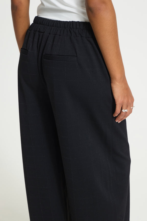 ICHI IHKATE Sparkelly Barrel-broek in zwart met glanzende details PA 194008