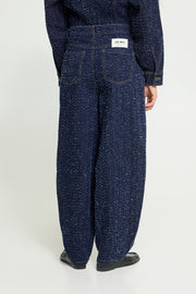 Donkerblauwe IHSALIA PA 900010469 van ICHI, close-up van de kledingstof en details van het product.