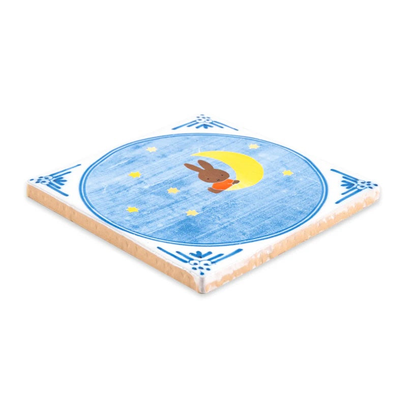 Decoratieve tegel van 10x10cm met maan en sterrenmotief uit de serie In de Maneschijn door StoryTiles, in zachte blauwe tinten.