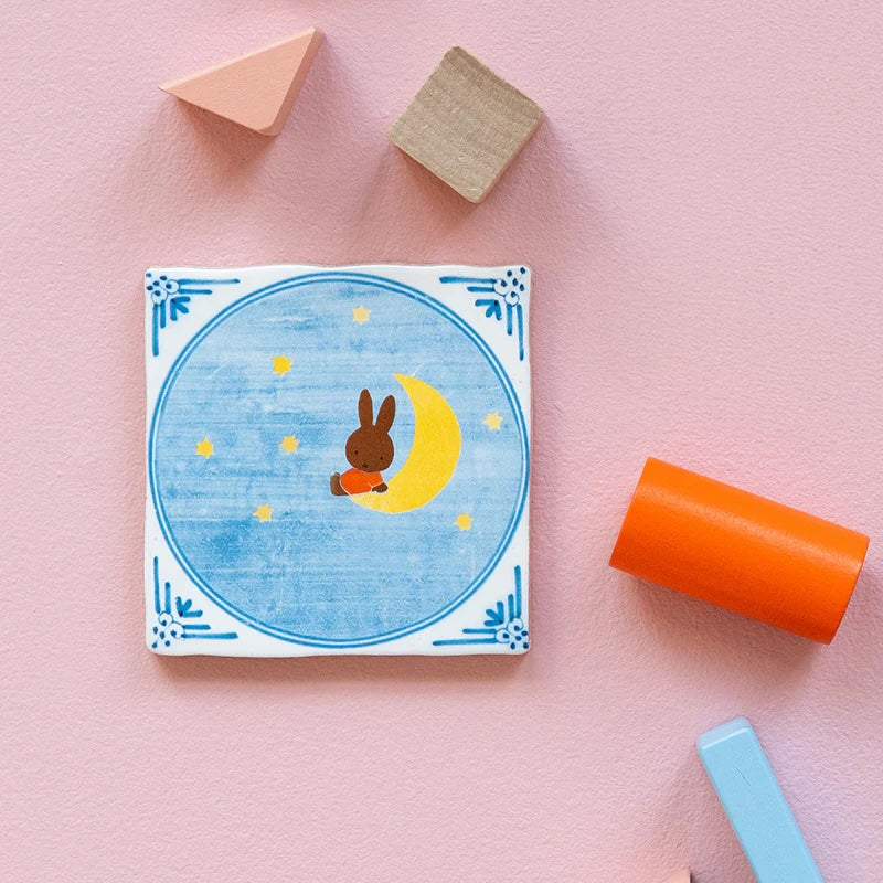 Decoratief tegel met maan en sterren in de maneschijn, variant 2 door StoryTiles, 10x10cm, gedetailleerd ontwerp in zachte kleuren.