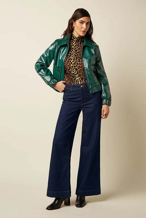 Groene Glitz 219 jacket van King Louie met botanisch patroon en glanzende details, gedragen door een model.