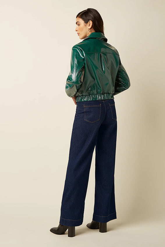 Groene jacket Glitz 219 van King Louie met botanisch patroon en glanzende details, gedragen door een model.