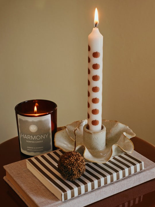 Elegante witte kaarsenhouder van Rustik Lys met een rustieke uitstraling, perfect voor sfeervolle decoraties.