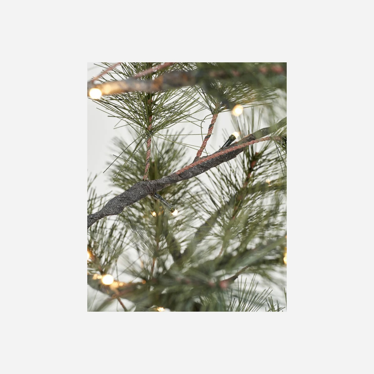 Kerstboom met LED-lampjes van House Doctor, 125cm hoog, groen naaldboom met verlichte takken voor feestelijk interieur
