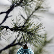 Kerstboom van House Doctor met LED-lampjes, 180 cm hoog, versierd met glanzende takken en sfeervolle verlichting.