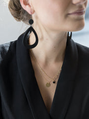 Korte ketting met plat rond hangertje zwart zwart - LEEF mode en accessoires