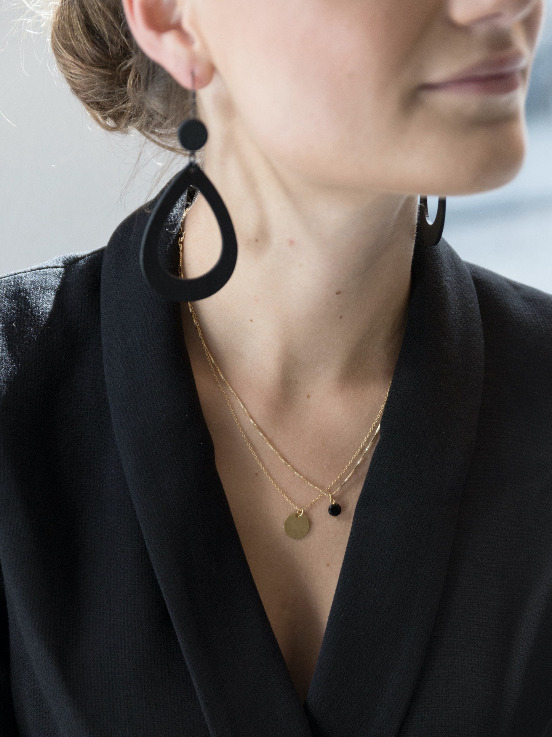Korte ketting met plat rond hangertje zwart zwart - LEEF mode en accessoires