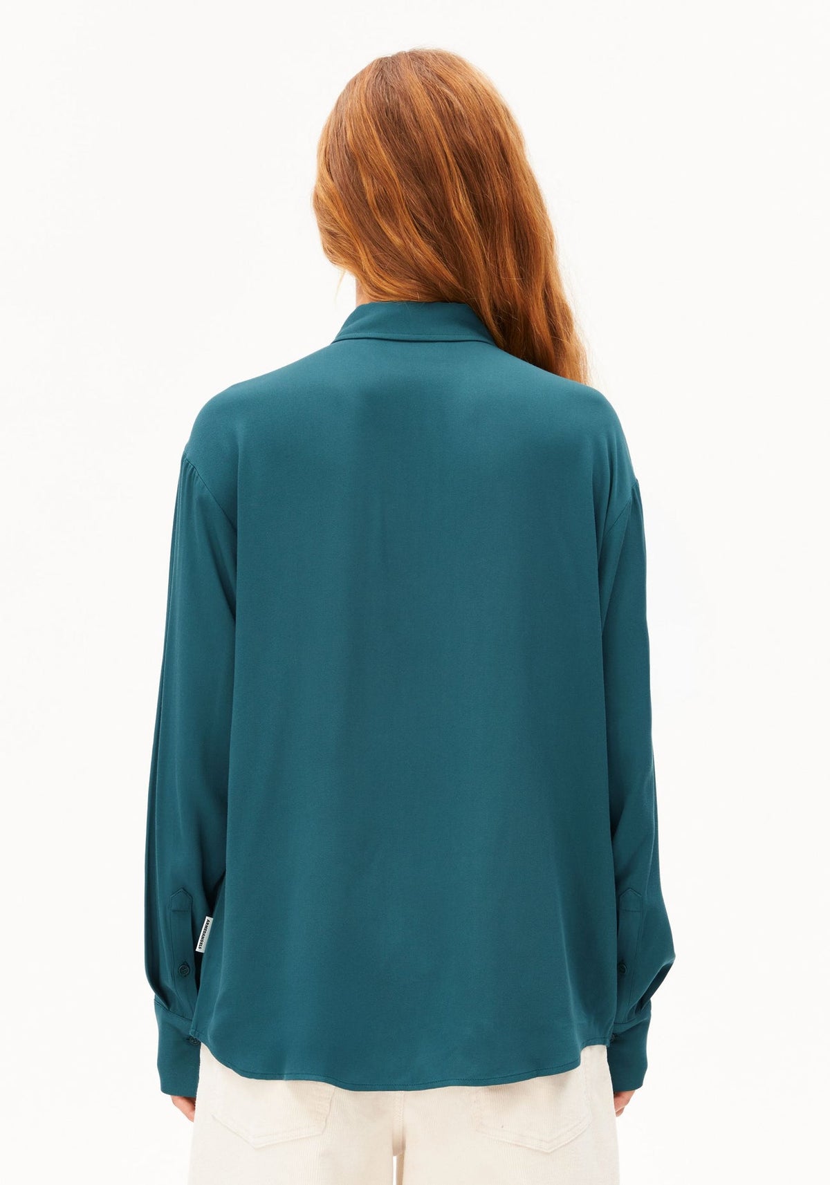 LARISAANA lange mouwen blouse van Armed Angels in petrolkleurig fluweel, stijlvolle dames top met zachte textuur.