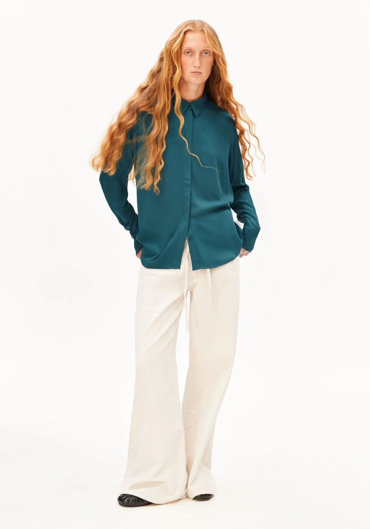 Armed Angels Larisaana lange mouw blouse van petrolkleurig fluweel met elegante pasvorm en subtiele details.