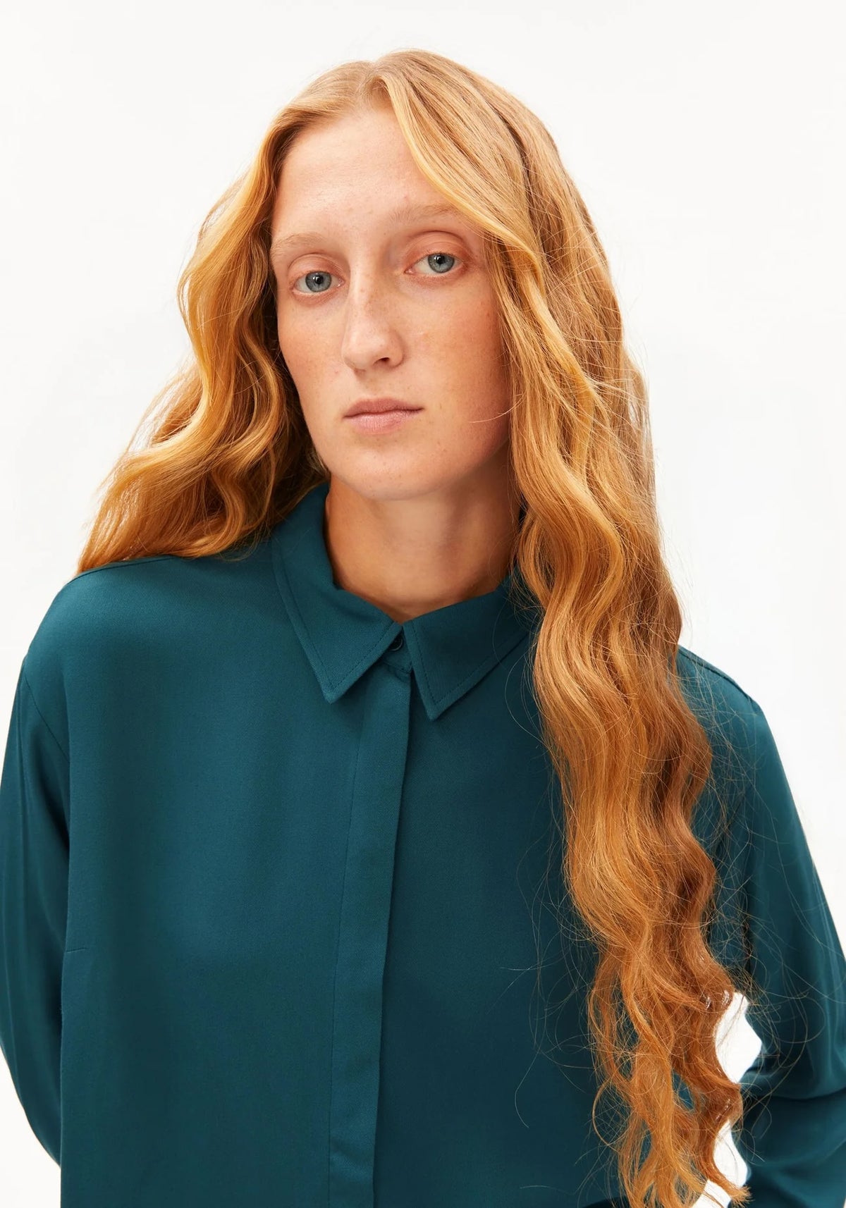 LARISAANA lange mouwen blouse van petrol velvet door Armed Angels, getailleerd met elegante snit.