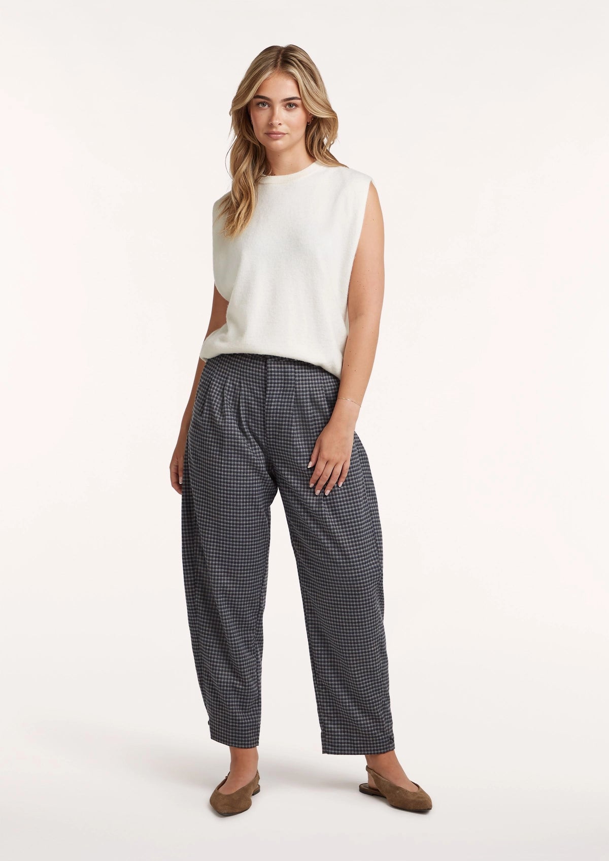 Donkere espresso Luna Pantalons 1572 van Circle of Trust, zachte stof en comfortabele pasvorm, gedragen door een model.