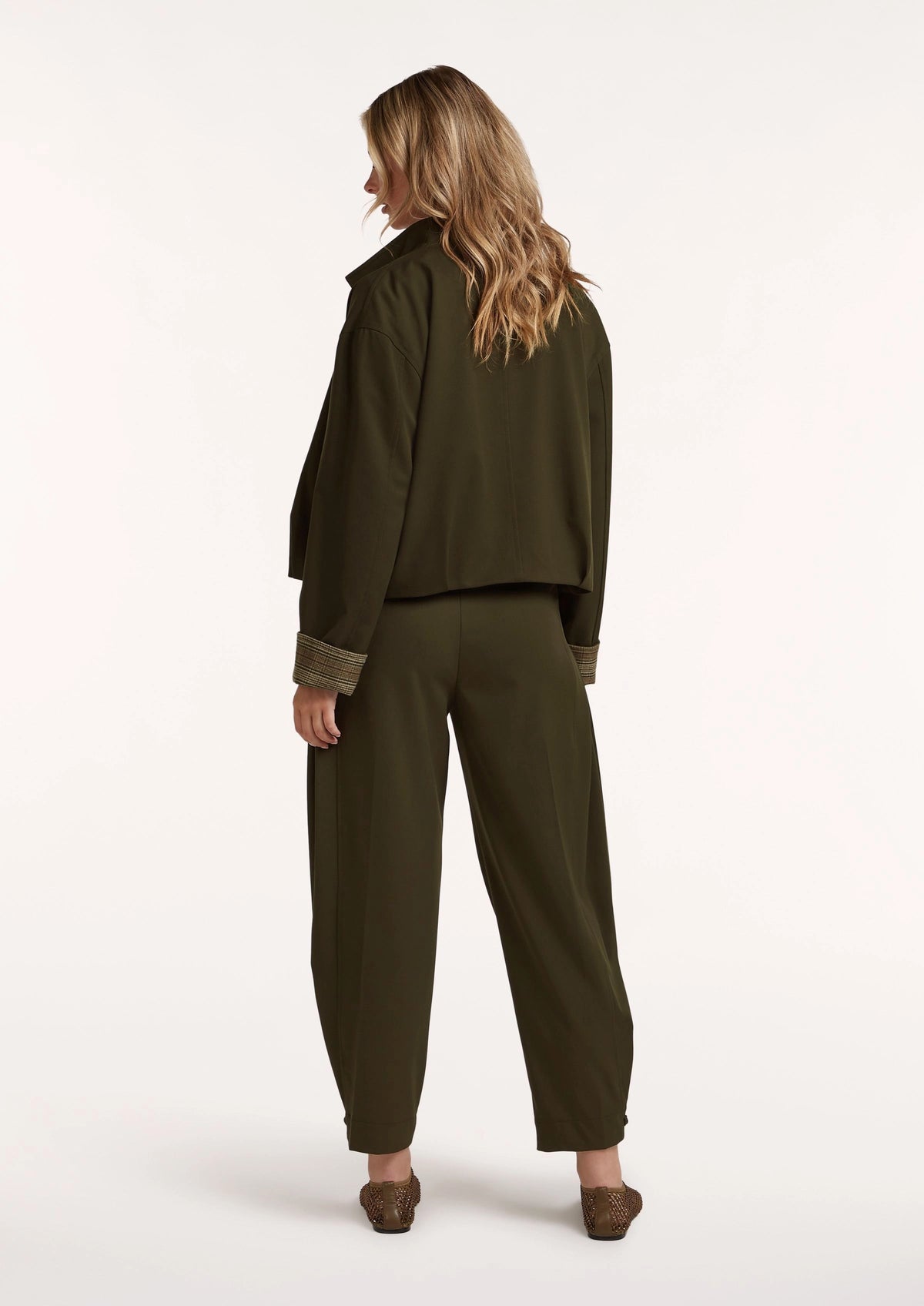 LUNA PANTS 4830 in Raw Umber van Circle of Trust, close-up van de bruine broek met details en textuur.