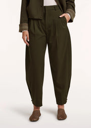 LUNA PANTS 4830 in Raw Umber van Circle of Trust, verticaal model met rechte snit en denim uitstraling, close-up op de stoftextuur.