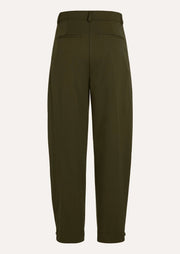 LUNA PANTS 4830 in Raw Umber van Circle of Trust, close-up van de beige bruine broek met comfortabele pasvorm.