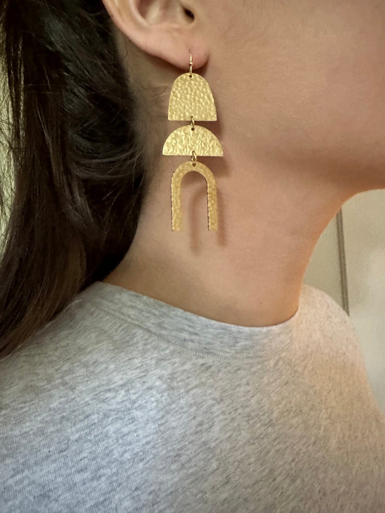 Lange gehamerde oorbellen (7,5cm) goud - LEEF mode en accessoires