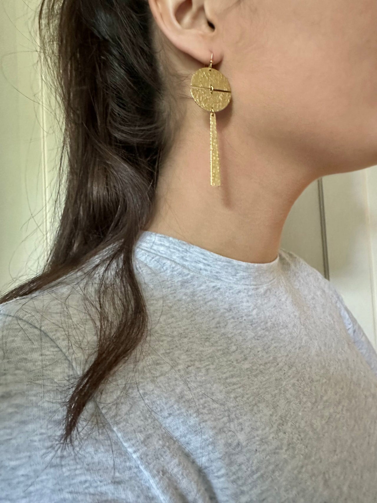 Lange gehamerde oorbellen (8cm) goud - LEEF mode en accessoires