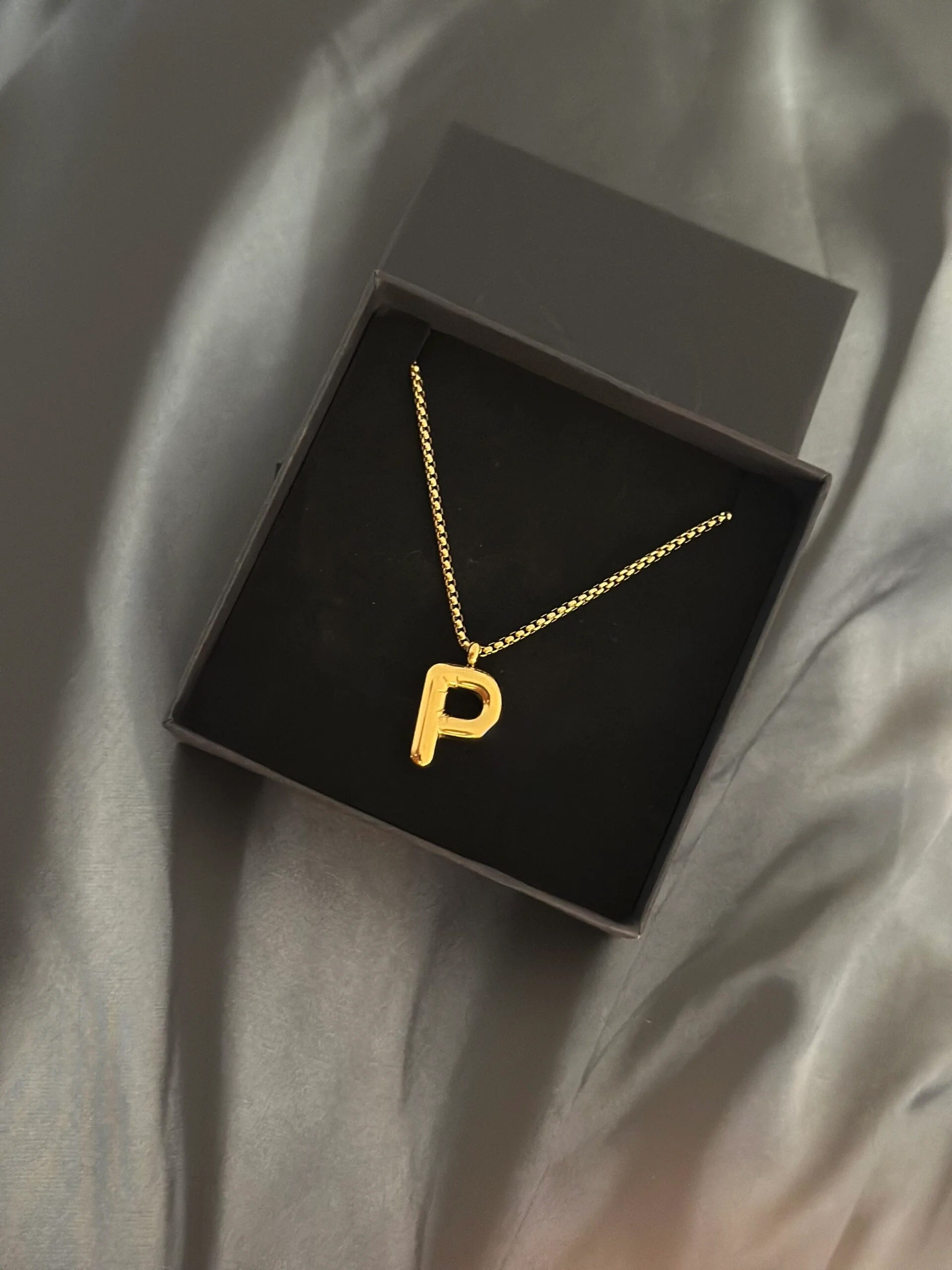 Lange ketting met letter hanger Q - LEEF mode en accessoires