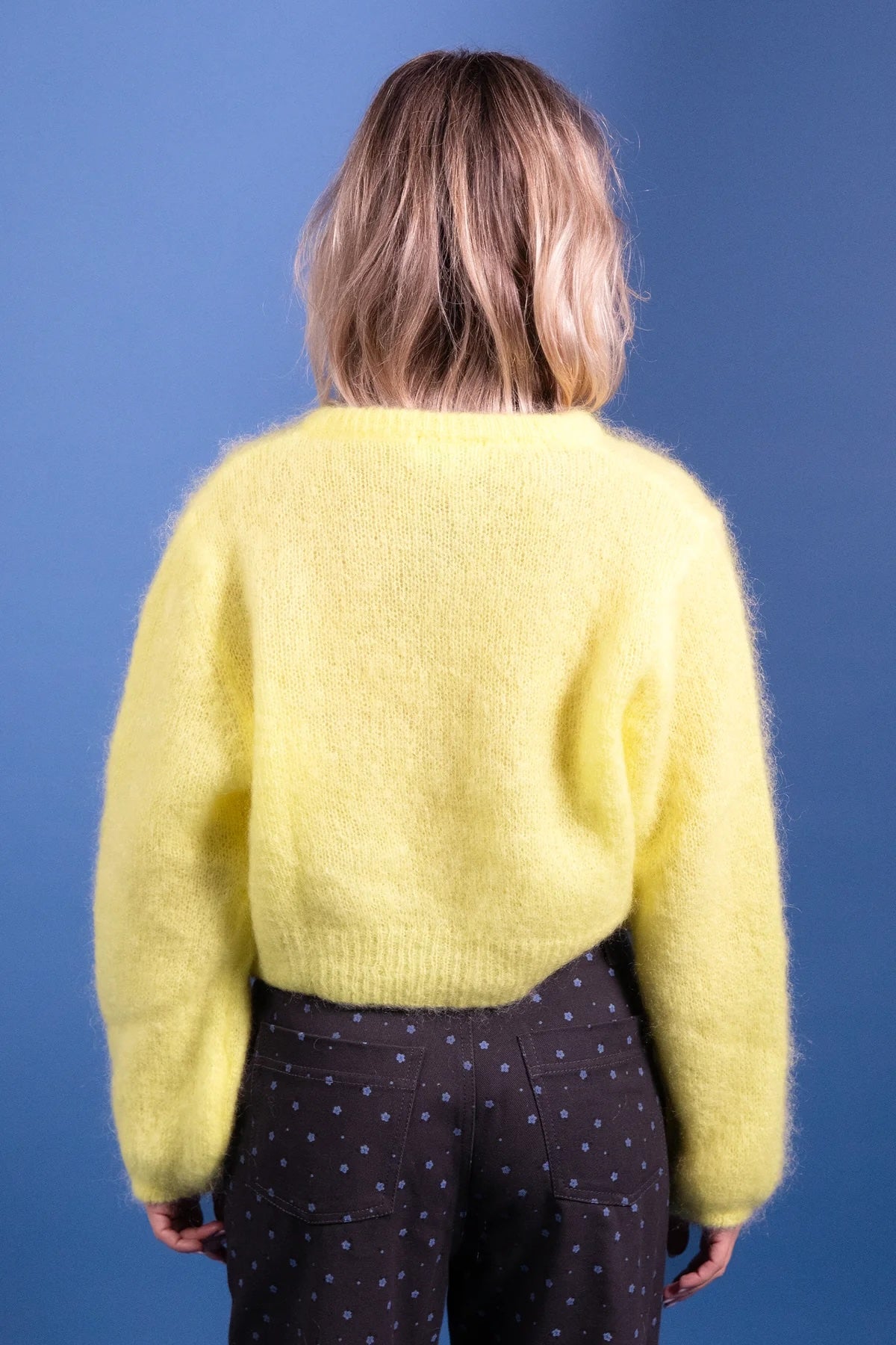Geel Lea-kleurige Laure plus Max Lea Yellow schoenen met elastische band en ronde neus, close-up van de voorkant