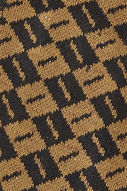 Gouden bruine Leaf Glove 551 van King Louie, handgebreide handschoen met bladpatroon op een neutrale achtergrond