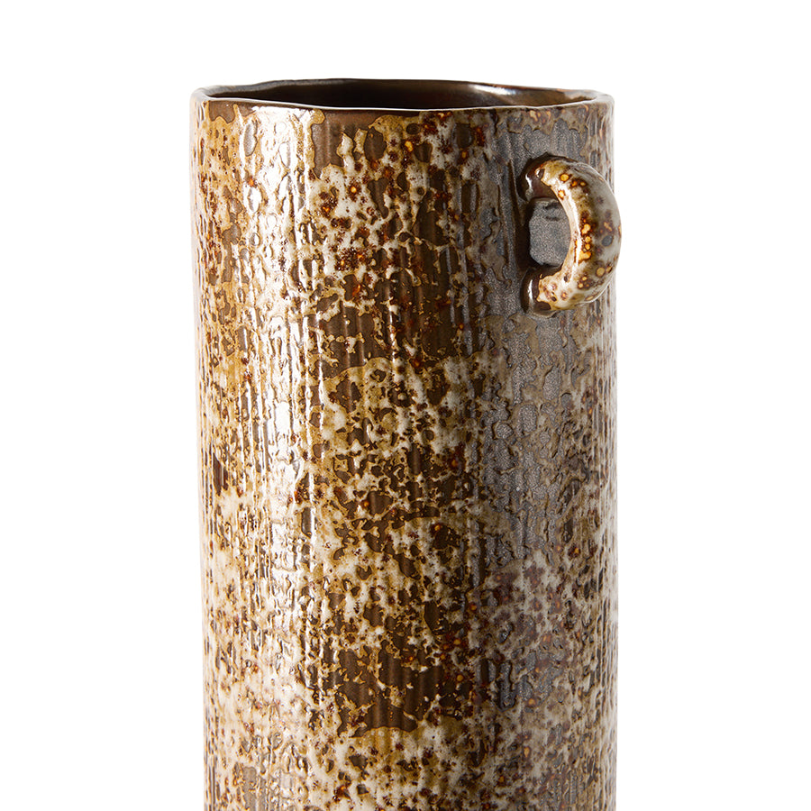 Lange HKliving vaas in reactive bruin keramiek met een artistiek, golvend ontwerp en glanzende afwerking.